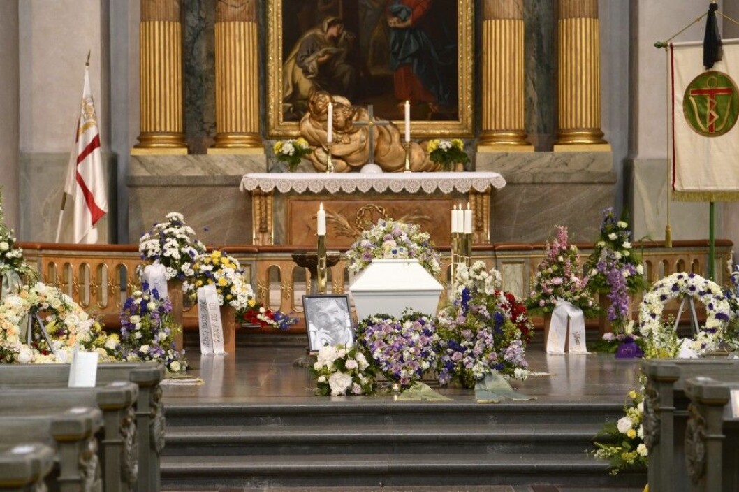 Kyrkan var vackert utsmyckad med blomsterarrangemang i somriga färger. Foto: TT MAGNUS HÄRENSTAMS BEGRAVNING