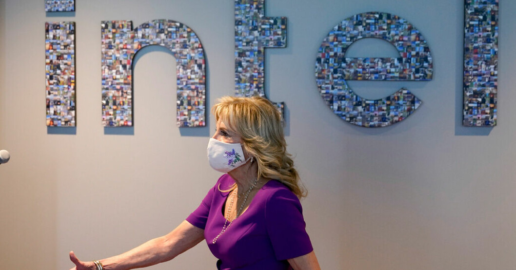 Jill Biden, president Joe Bidens fru, besökte Intel i mars i fjol. Arkivbild. Intel gör största förlusten någonsin
