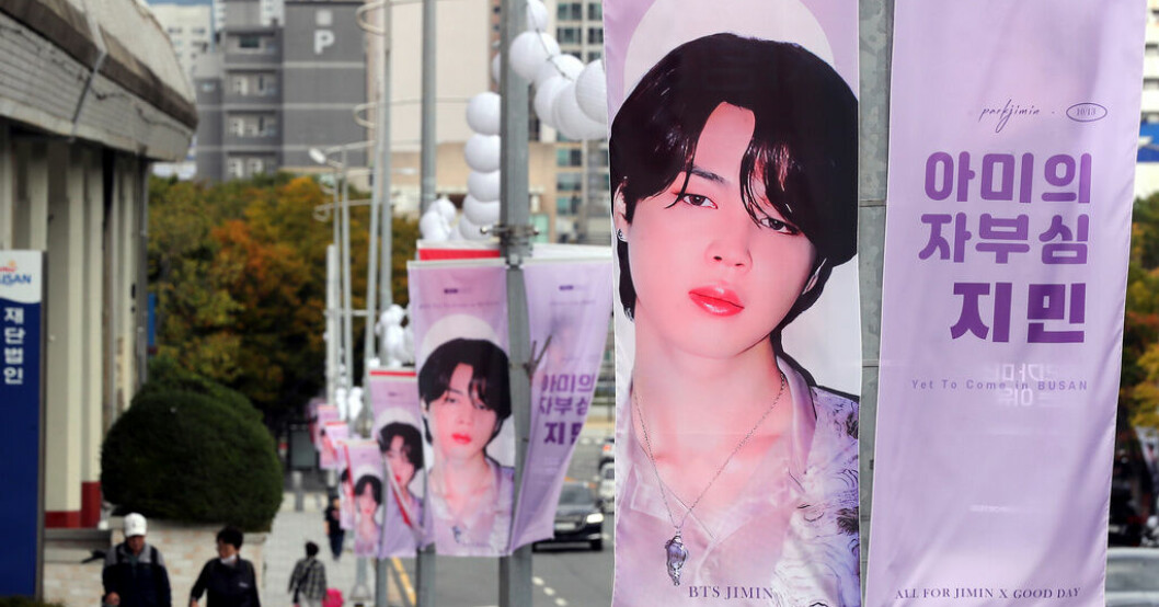 Jimin från BTS gör sin första fullängdsdebut med albumet "Face". "Armys stolthet Jimin" står det på banderollerna inför BTS sista konsert i Busan oktober 2022. Arkivbild. BTS-Jimin gör solodebut