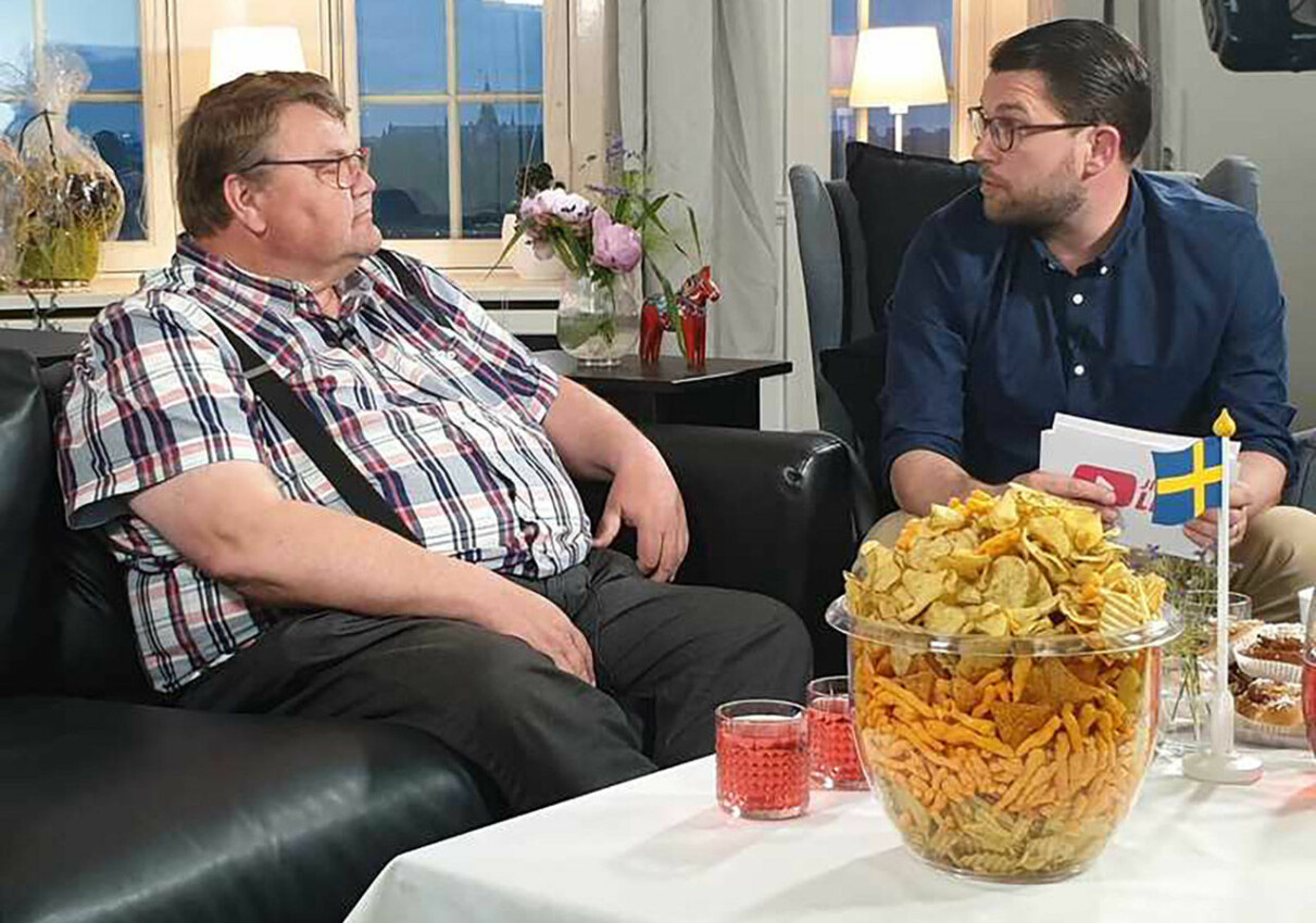 SD:s Peter Lundgren och Jimmie Åkesson med den gigantiska skålen 2019.