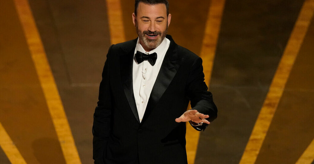 Jimmy Kimmel skämtade om örfilen på förra årets gala. Oscars i gång – Kimmel skämtade om "örfilsgate"