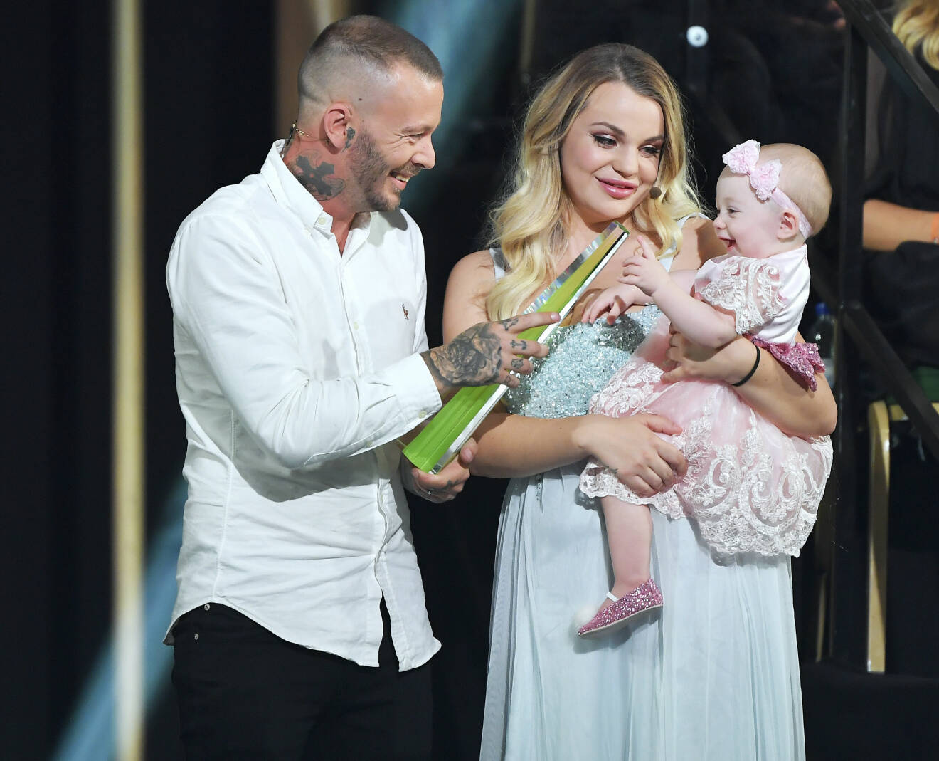 Joakim Lundell och Jonna Lundell med dotter Lunabelle på tv-galan Kristallen år 2019.
