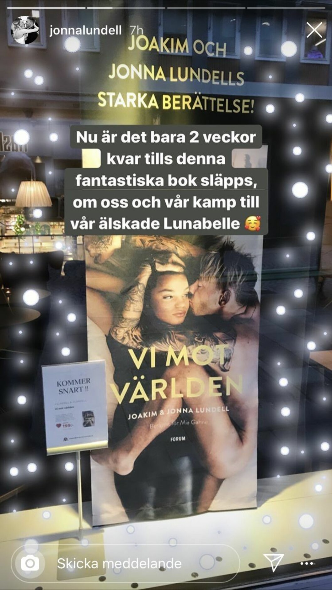 På omslaget till boken poserar Joakim och Jonna på samma sätt som John Lennon och Yoko Ono.