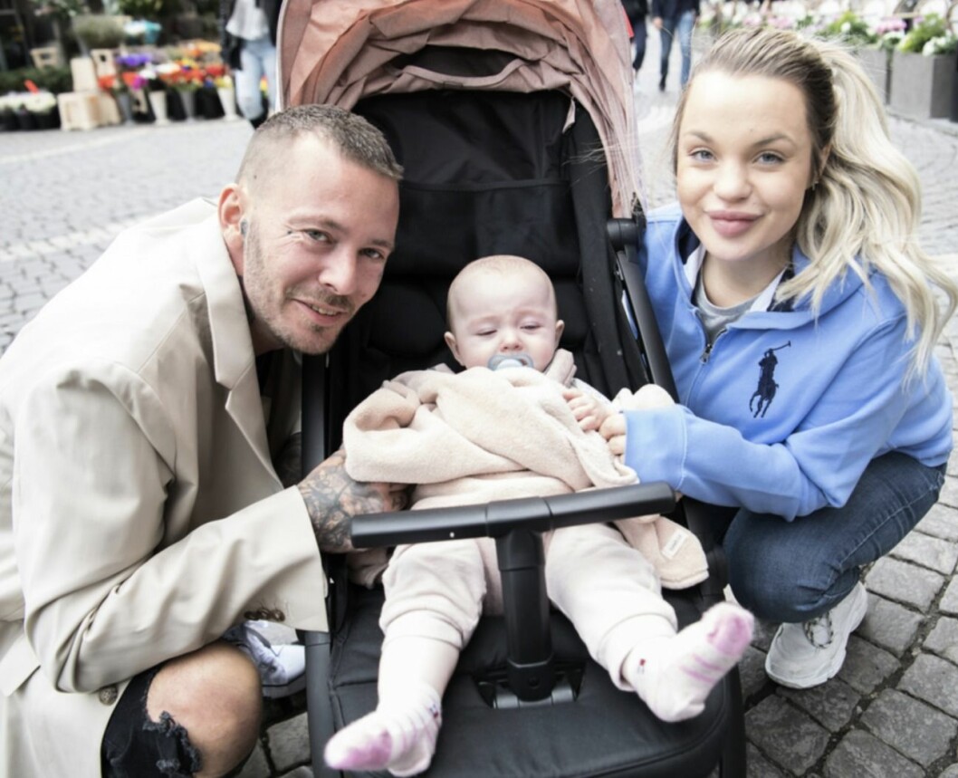 Familjen Lundell inväntar tillökning. Här är Joakim, Jonna och lilla Lunabelle i mitten som snart ska bli storasyster. FOTO: Fredrik Sandberg/TT Joakim och Jonna Lundell, Lunabelle