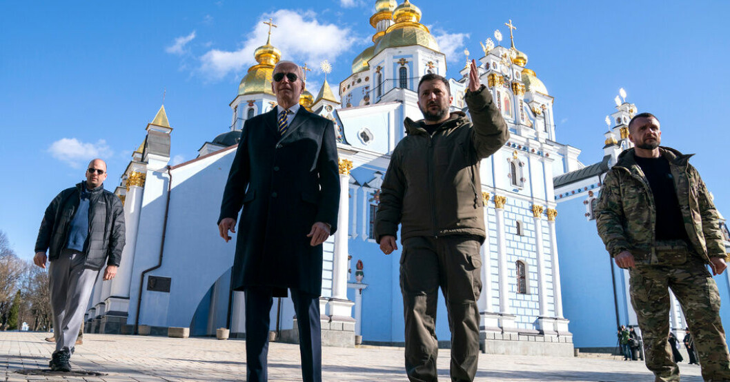 Joe Biden och Volodymyr Zelenskyj vid Sankt Mikaels-katedralen i Kiev. Dolt flyg, tåg i natten – så kom Biden till Kiev