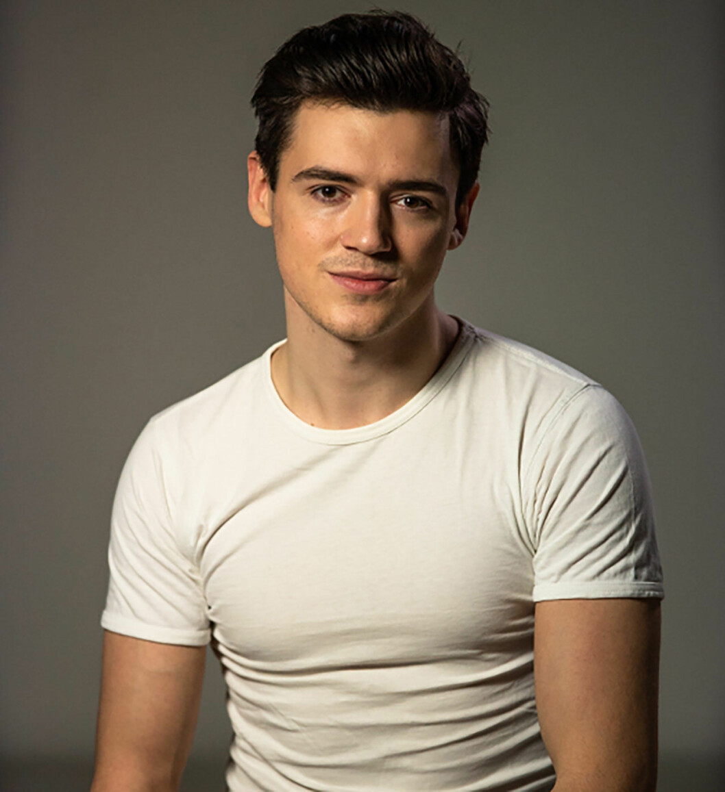 Joel Lützow. <strong>Foto: Actors in Scandinavia.</strong> Joel Lützow, känd från Gåsmamman, i vit t-shirt.