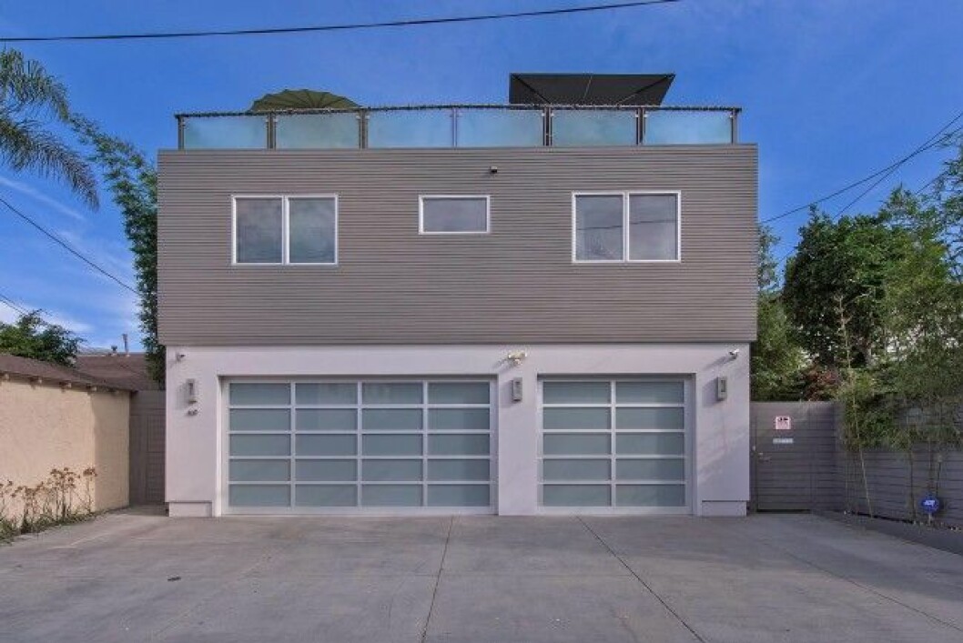 Joel Kinnamans nya hus ligger i soliga Venice, Kalifornien. For Sweden: Ing�r inte i avtal. crime series ?The Killing? has purchased a home for $3,749,000. The 2-story contemporary style home has 3 bedrooms and 3.5 bathrooms spread out over 3,343 square feet. Glass sliders off of the living/dining/kitchen area open out into the backyard patio with fountains. There is also a third level rooftop deck with a built-in-barbeque, fire pit and outdoor spa. Kinnaman is currently filming the Suicide Squad, based on the DC Comics anti[hero team of the same name. The film is set to debut this August 2016. PICTURE SHOWS: Interior and exterior views of Joel Kinnaman?s home. Alec Byrne Syndication Los Angeles. +1-818-881-8855 (T) Info@alecbyrne.com www.alecbyrne.com 18034 Ventura Blvd. Suite 180. Encino. CA 91316 Special Instructions: Alec Byrne Syndication does not claim any Copyright or License in the attached material. Any downloading fees charged by Alec Byrne are for our services only, and do not convey to the user any Copyright or License in the material. By publishing this material , the user expressly agrees to indemnify and to hold Alec Byrne harmless from any claims , demands, or causes of action arising out of or connected in any way with user's publication of the material. IBL *** Local Caption *** 7.07685036