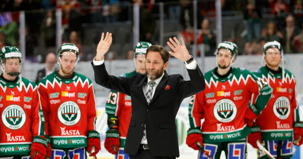 Joel Lundqvist tackar hemmapubliken efter matchen. Karriären över – "Svårt att hantera alla känslor"