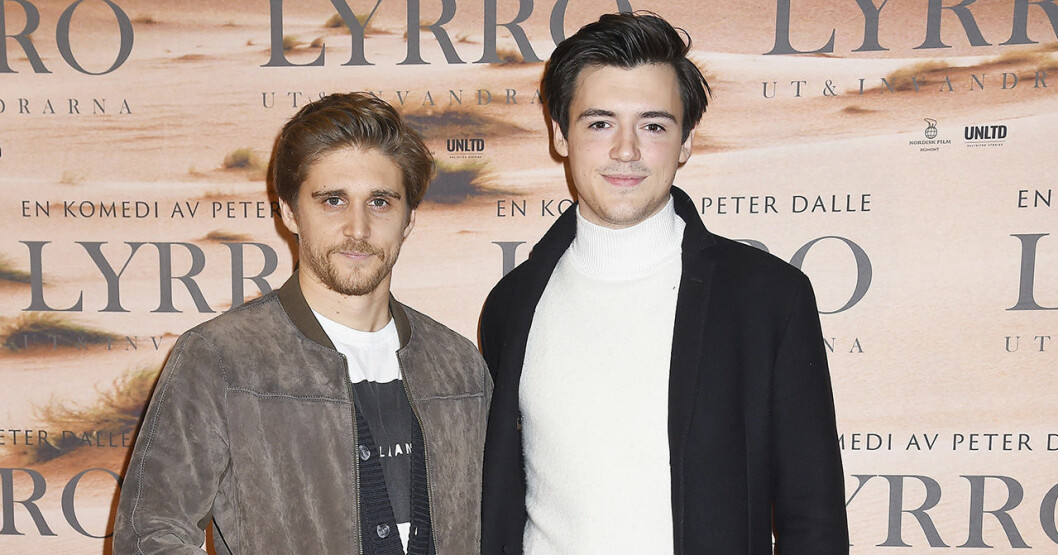 Joel med Gåsmamman-kollegan Anastasios Soulis. <strong>Foto: Karin Törnblom / TT</strong> Gåsmamman-kollegorna Anastasios Soulis och Joel Lützow på premiären av "Lyrro" på Rigoletto i Stockholm i oktober 2018.