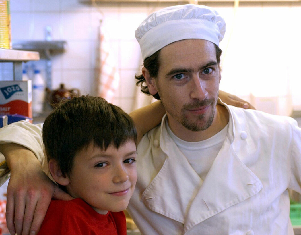 Joel Lützow (Kalle) och Ola Rapace (pappan) i barnserien Kalle på krogen 2003. <strong>Foto: Jan Collsiöö / TT</strong> Joel Lützow och Ola Rapace i barnseroen Kalle på krogen 2003.