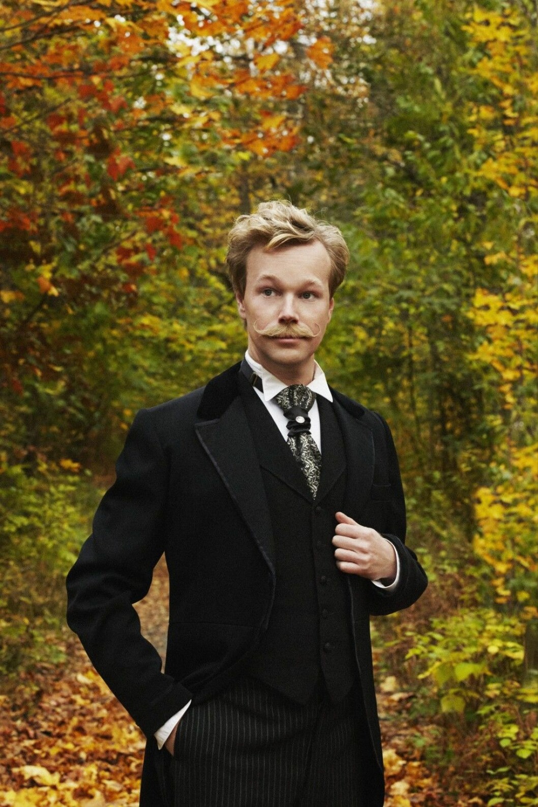 Johan Glans som Furst Mysjkin i författaren Fjodor Dostojevskijs “Idioten”. Foto: Caroline Roosmark Johan Glans som Furst Mysjkin i författaren Fjodor Dostojevskijs "Idioten". Foto: Caroline Roosmark