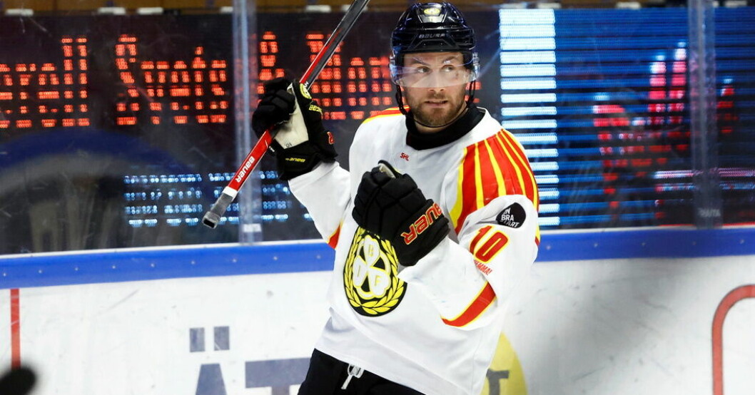 Johan Larsson stannar i Brynäs. Arkivbild. Larsson stannar: "Hjälpa laget tillbaka till SHL"