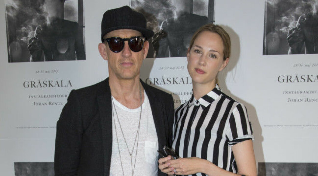 Johan Renck och Elin Renck blir snart trebarnsföräldrar 2015-05-28 Vernissage Gråskala Instagrambilder av Johan Renck till förmån för EXPOs arbete mot intolerans På Bilden: Johan Renck och Elin Renck COPYRIGHT STELLA PICTURES