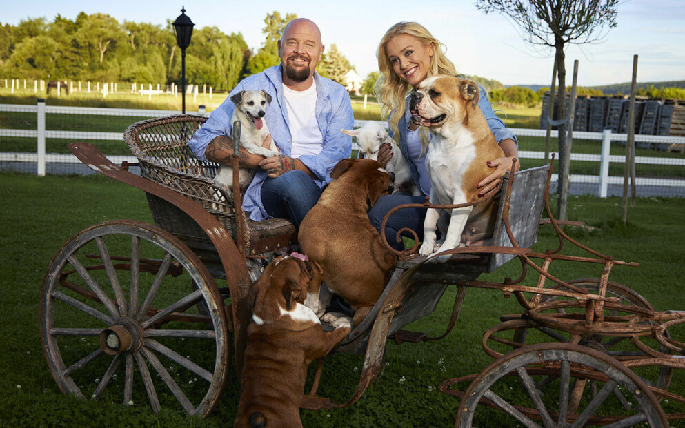 Johanna med Anders och hundarna. Johanna Lind Bagge, Anders Bagge och hundarna.