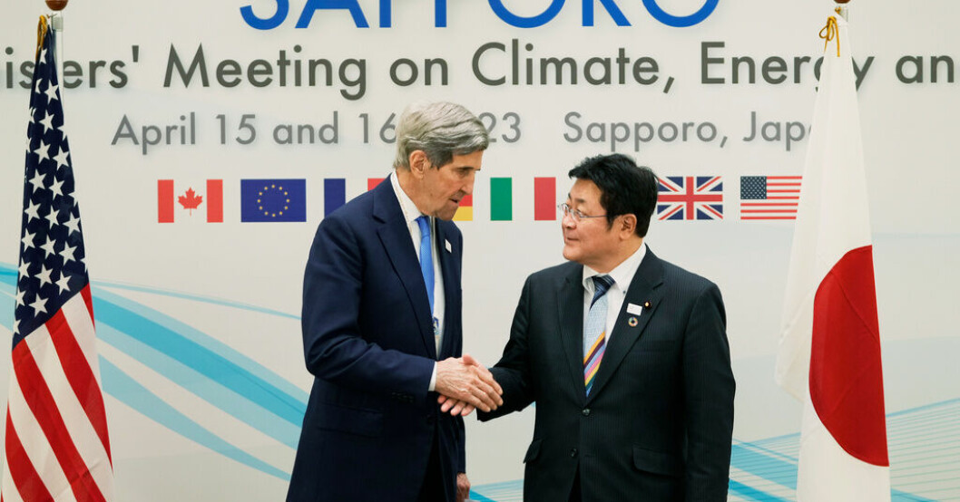 John Kerry, USA:s klimatsändebud, skakar hand med Japans miljöminister Akihiro Nishimura i samband med mötet i Sapporo i norra Japan. G7: Slut för plastskräp senast 2040