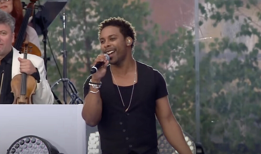 John Lundvik uppträder på Victoriadagen år 2015. John Lundvik sjunger Ain't No Mountain High Enough på Solliden år 2015 Victoriadagen