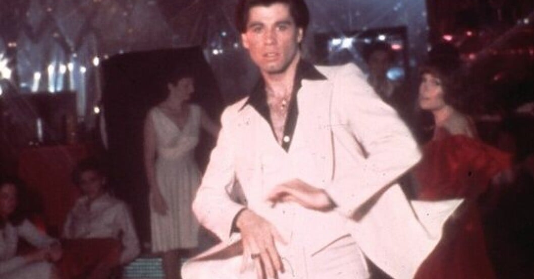 John Travolta i filmen "Saturday night fever". Travoltas ikoniska kostym auktioneras ut