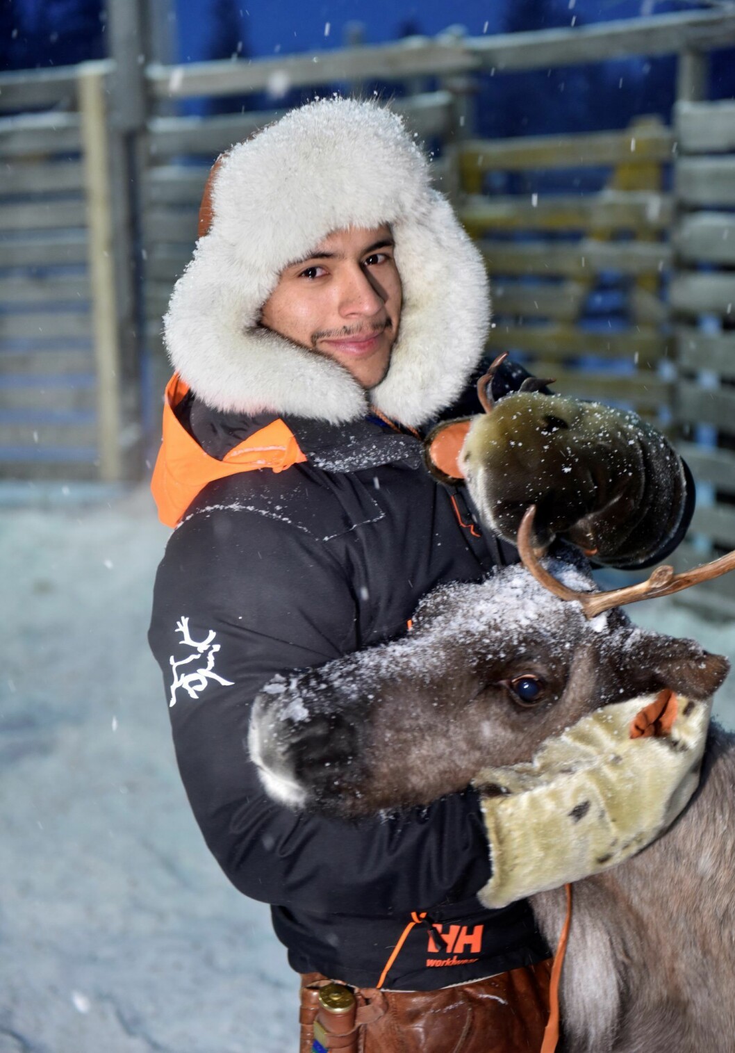 Jon Henrik Fjällgren har bytt spår och sjunger nu på engelska. Jon Henrik Fjällgren och en ren
