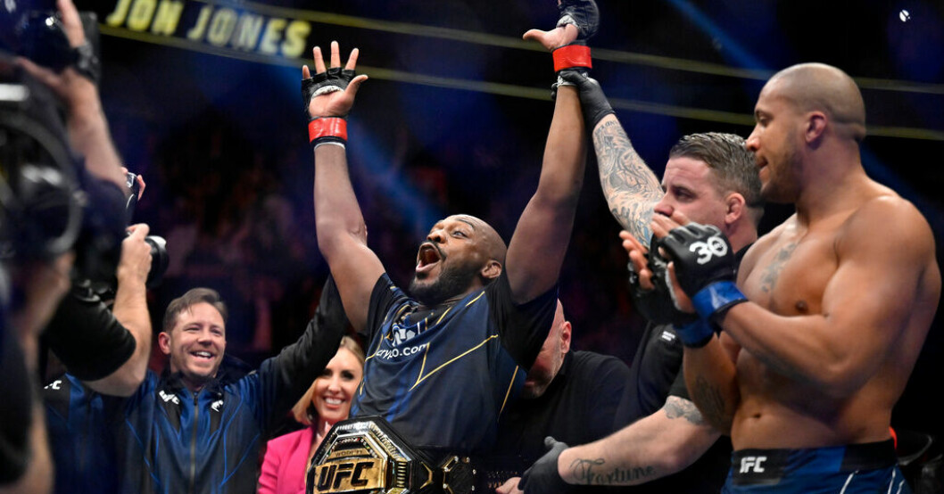 Jon Jones firar segern i MMA-comebacken. Jones vinnare i comebacken