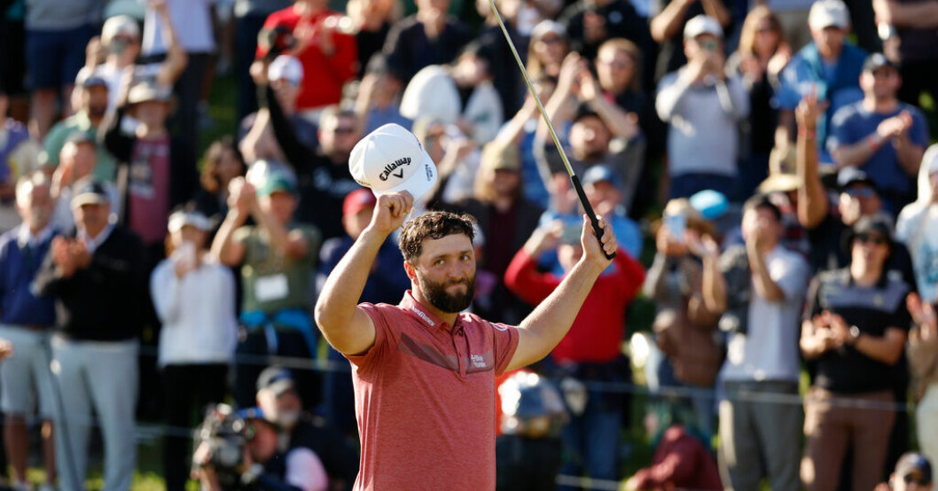 Jon Rahm firar segern på Riviera. Ännu en seger för Rahm – ny världsetta