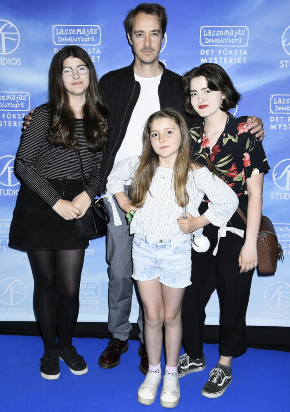 Jonas Karlsson med sina barn. Jonas Karlsson med sina barn Julia, Cecilia och Sofia