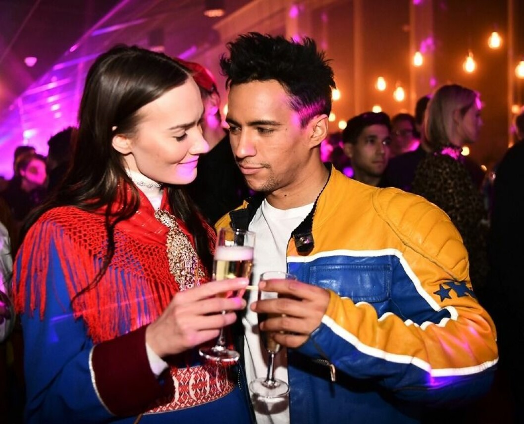 Jon Henrik och flickvännen Maret på Melodifestivalens efterfest i Leksand, 2019. FOTO: Peter Wixtröm/TT Jon Henrik och flickvännen Maret skålar på Melodifestivalens efterfest i Leksand, 2019.