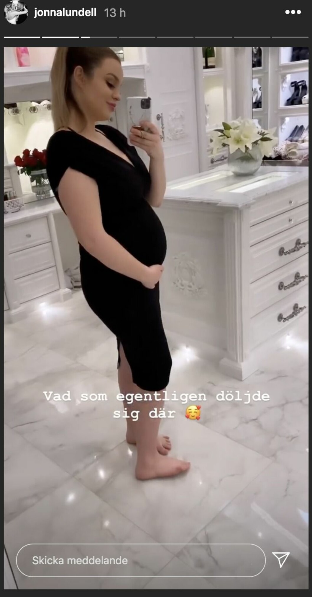 FOTO: Instagram Jonna Lundell i svart klänning visar upp bebismage