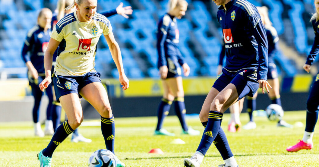 Jonna Andersson och Linda Sembrant under fotbollslandslagets träning i går. Matchguide: Sverige–Norge
