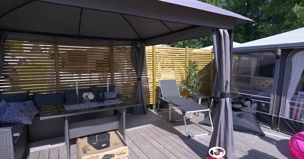 Familjen har en stor uteplats med trädäck, soffmöbler och en enorm grillplats. Jonna Lundells uteplats till campingplatsen