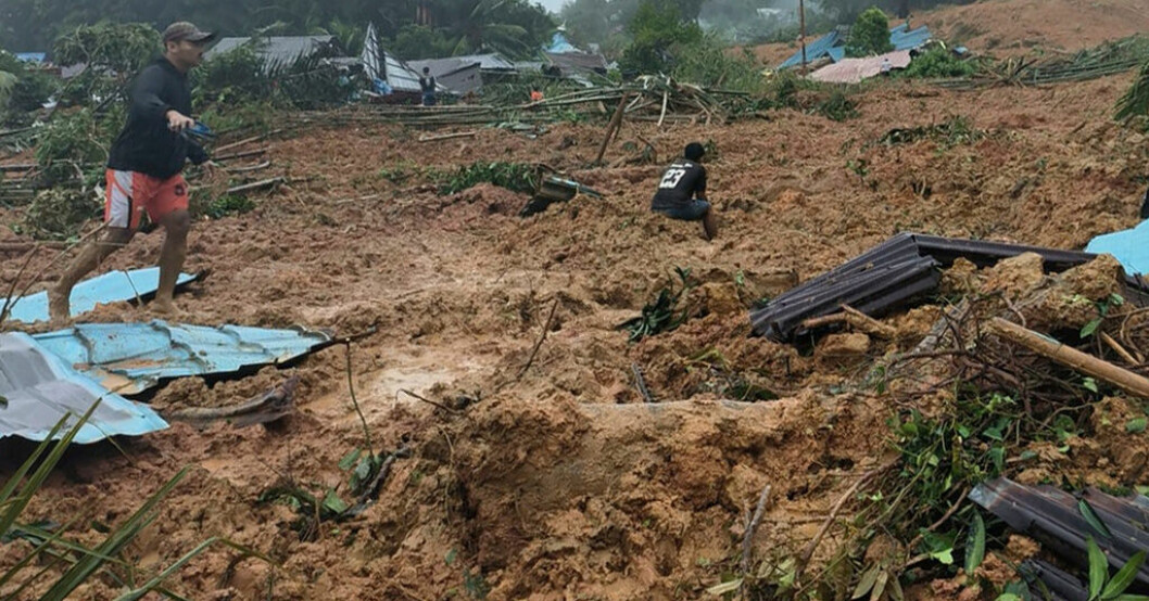 Jordskredet i Serasan täckte flera byggnader. Bilden är en skärmdump från ett filmklipp som Indonesiens krismyndighet har distribuerat. Dödligt skred på indonesisk ö