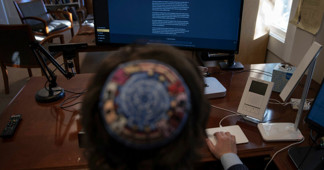 Joshua Franklin i USA experimenterar med att skriva en predikan med hjälp av chattrobotprogrammet Chat GPT. Inom EU grubblas nu över nya regler för den typen av program och annan artificiell intelligens. Arkivfoto. Stressat EU jagar regler för allt snabbare AI