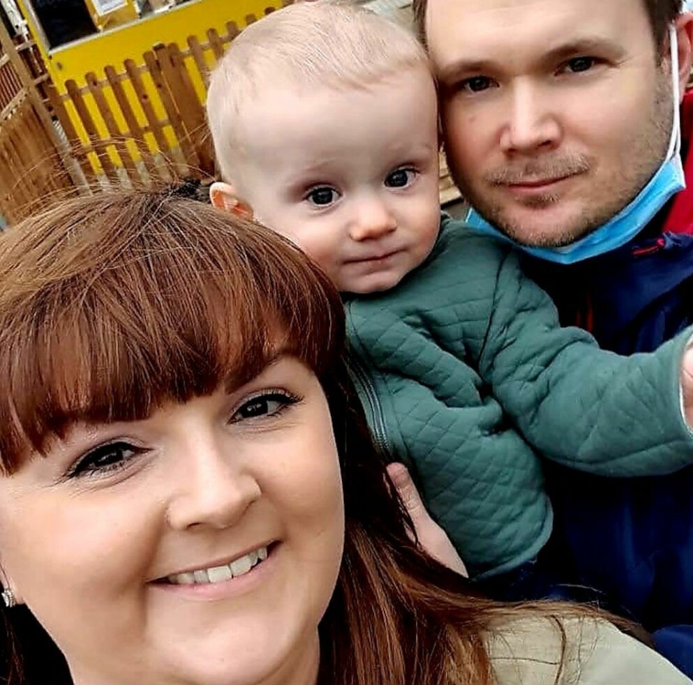 Mamman och hustrun Trudie Hoyle är i djup sorg och kan inte förstå att både maken och sonen är döda. ”Joshua var en sån älskad och energisk pojke”, säger hon i ett uttalande. Trudie, Joshua och Andy