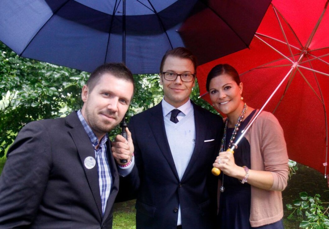 Hänts redaktör och kungliga expert Johnny Axelsson har träffat kronprinsessan Victoria och prins Daniel många gånger genom åren och här ser vi dem i ett samtal på Öland och Solliden. Hänts redaktör och kungliga expert Johnny Axelsson i samtal med kronprinsessan Victoria och prins Daniel på Öland.