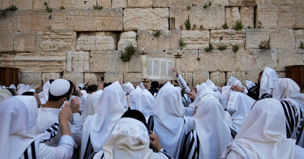 Judiska män ber under den judiska påsken pesach framför Västra muren, en del av Tempelbergets stödmur, på söndagen. Explosivt läge när Israel anfaller mål i Syrien