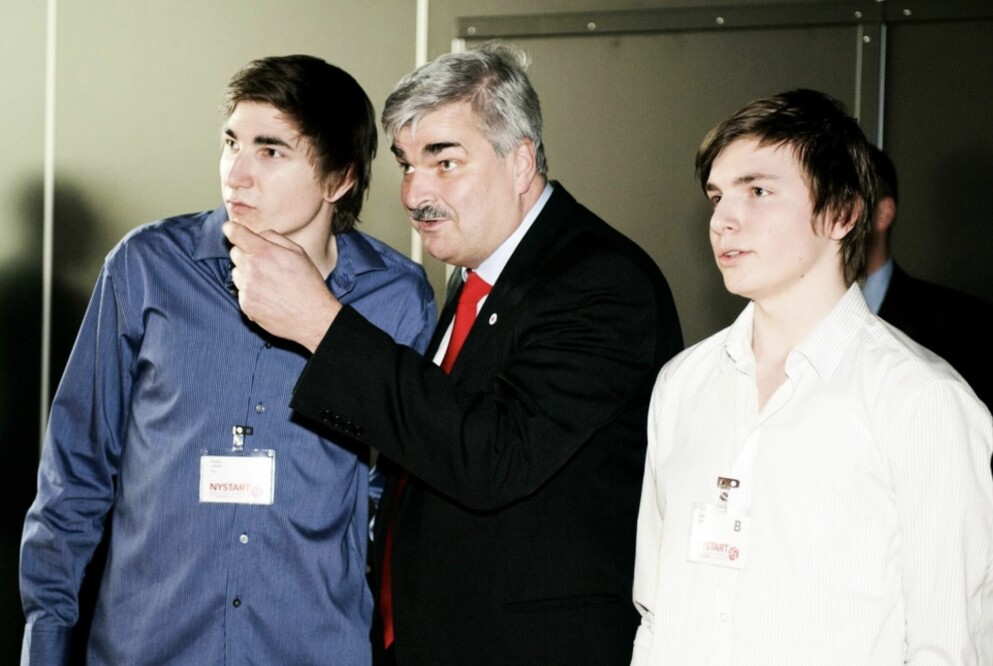 Anton, Viktor och Håkan Juholt. Anton och Viktor Juholt tillsammans med sin pappa Håkan Juholt på kongress