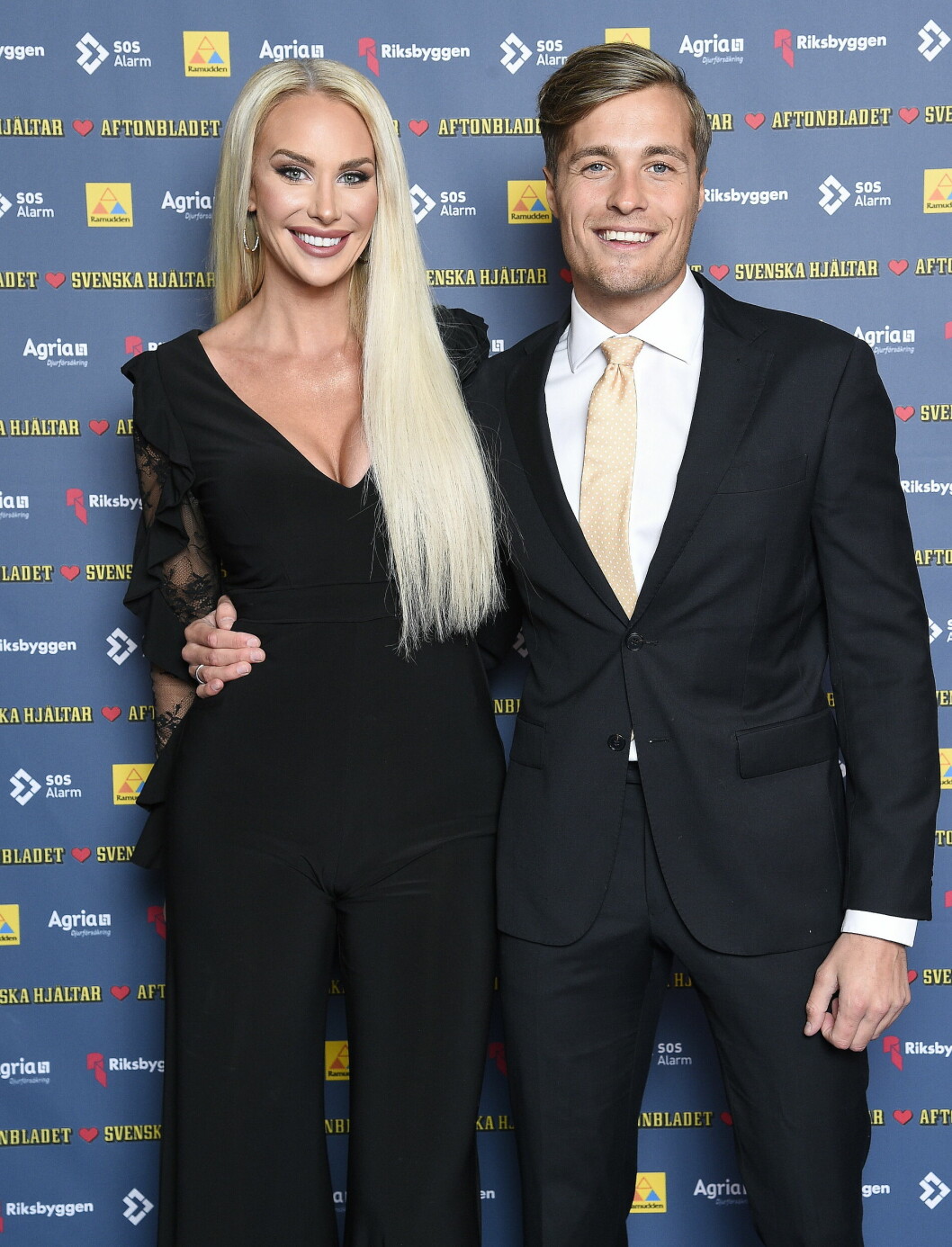 Julia Franzén och Simon Lindström tillsammans på röda mattan inför <span class=" italic" data-lab-italic_desktop="italic">Svenska hjältar</span>-galan 2021. Simon håller handen runt Julias midja. Julia Franzén och Simon Lindström tillsammans på röda mattan inför Svenska hjältar-galan 2021. Simon håller handen runt Julias midja.
