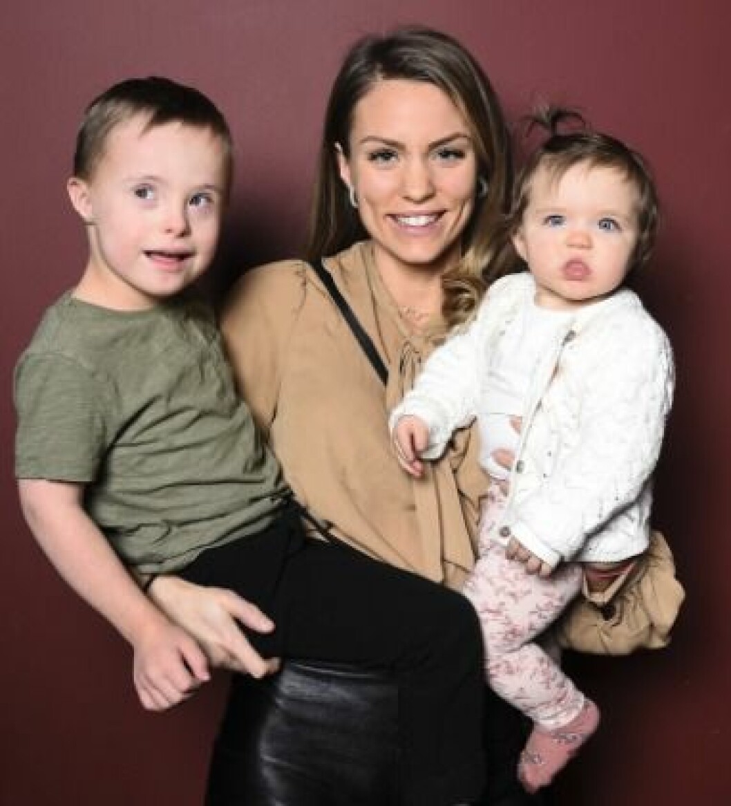 Julia Bergman med sina två barn Milan och Zelda. FOTO: Karin Törnblom/TT Julia Bergman med sina två barn Milan och Zelda.