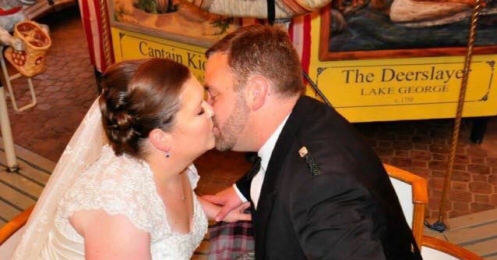 Julie Wilson och Travis Wilson träffade varandra på jobbet 2007. De gifte sig 2012 och försökte i flera år skaffa barn. Tyvärr hann Travis dö och fick aldrig uppleva livet som pappa. Julie Wilson och Travis Wilson
