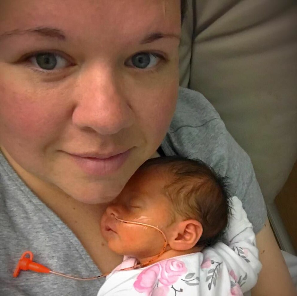 Logan föddes i maj 2020. Julie Wilson säger att hon är överlycklig att äntligen få bli mamma och hon ser mycket av Travis i dottern Logan. ”Jag ser honom i hennes små leenden och uttryck”, säger hon. Julie Wilson och Logan
