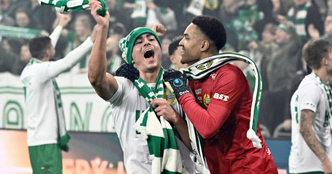 Jusef Erabi och Oliver Dovin firar efter derbysegern. Erkännandet: "Bollen tar på armen"