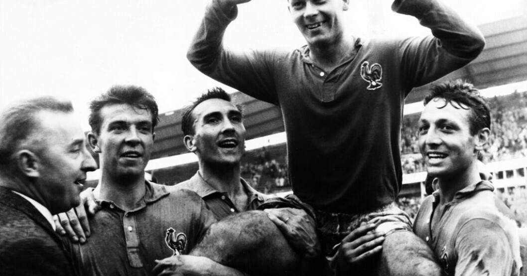 Just Fontaine hyllas av sina lagkamrater efter målen i bronsmatchen mot Västtyskland på Ullevi i Göteborg 1958. Arkivbild. Fransk fotbollslegendar och VM-skyttekung död