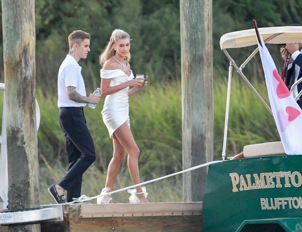 Inför den stora dagen anordnade makarna en ”rehearsal dinner” dit de reste med båt. Justin var klädd i seglarskor och Hailey i en vit klänning och skor med tyll, som i en brudslöja. Justin Bieber och Haileys bröllop.