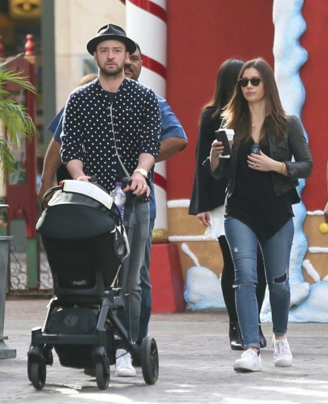Justin Timberlake och Jessica Biel tar en promenad med vagnen i Los Angeles.
