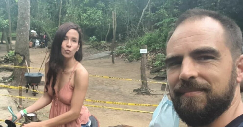 Mary Cruz Avendano och Justin Danton ute på ridtur. Mary Cruz Avendano och Justin Danton
