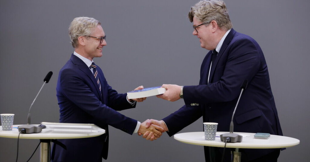 Justitieminister Gunnar Strömmer tar emot biometriutredningen, som är tänkt att effektivisera brottsbekämpning, av utredaren, chefsjuristen Eric Leijonram. Strömmer positiv till dna-register för misstänka