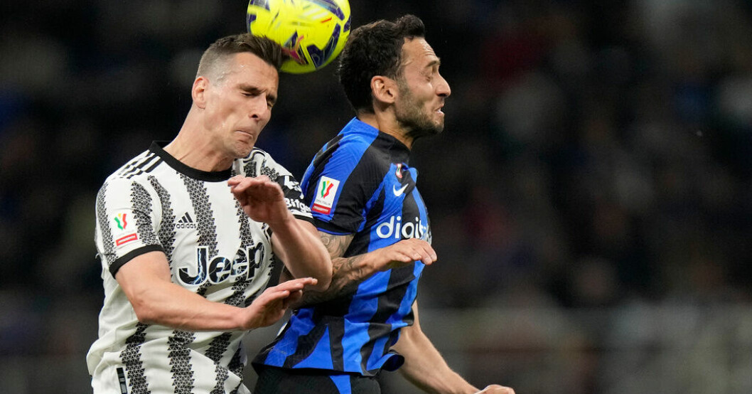 Juventus Arkadiusz Milik och Inters Hakan Calhanoglu i en het duell. Inter till final i italienska cupen