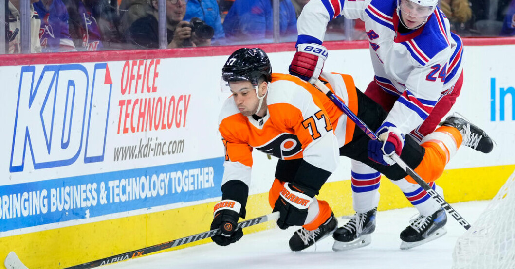 Kaapo Kakko i närkamp med Tony DeAngelo. Rangers vann i väntan på Kane