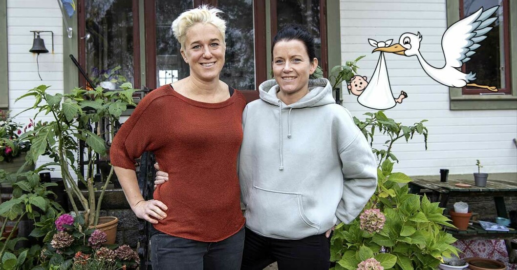 Kajsa Bergqvist håller om frun Josefin Holmqvist.