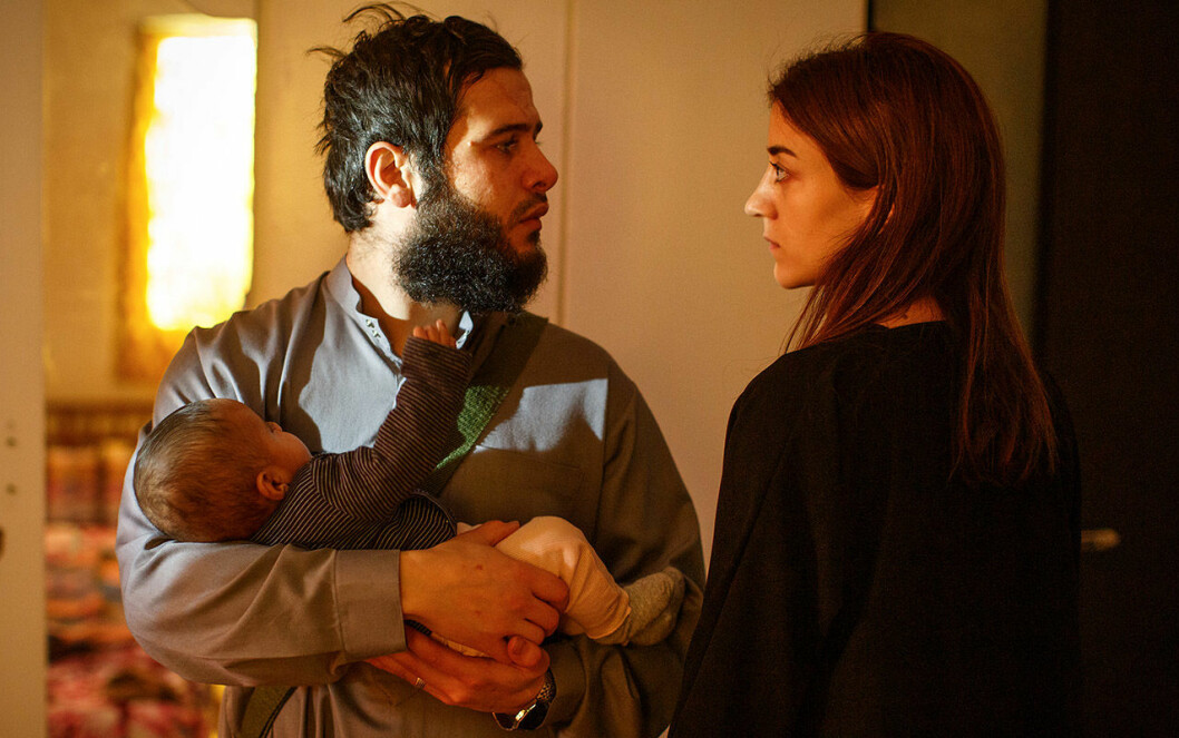 Husam (Amed Bozan) och Pervin (Gizem Erdogan) i Kalifat. <strong>Foto: Johan Paulin/SVT.</strong> Husam och Pervin i Kalifat.