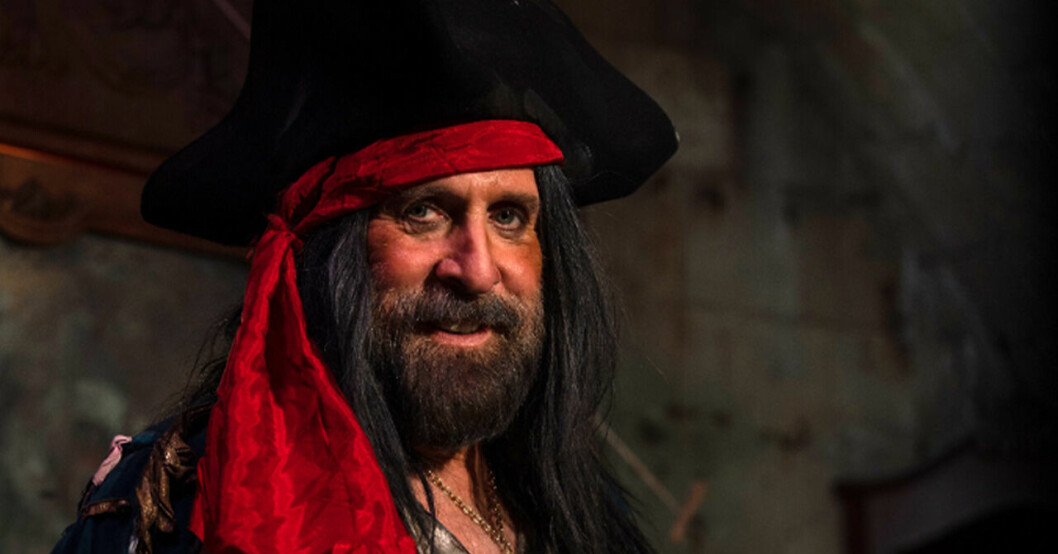Peter Stormare är Kapten Kaboom i Fångarna på fortet 2023.